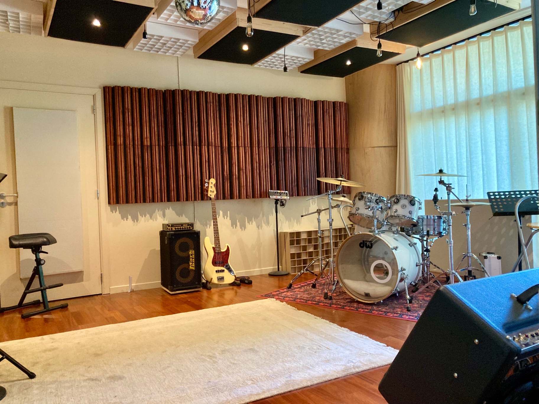 Studio de répétition lumineux avec batterie, amplis et micros